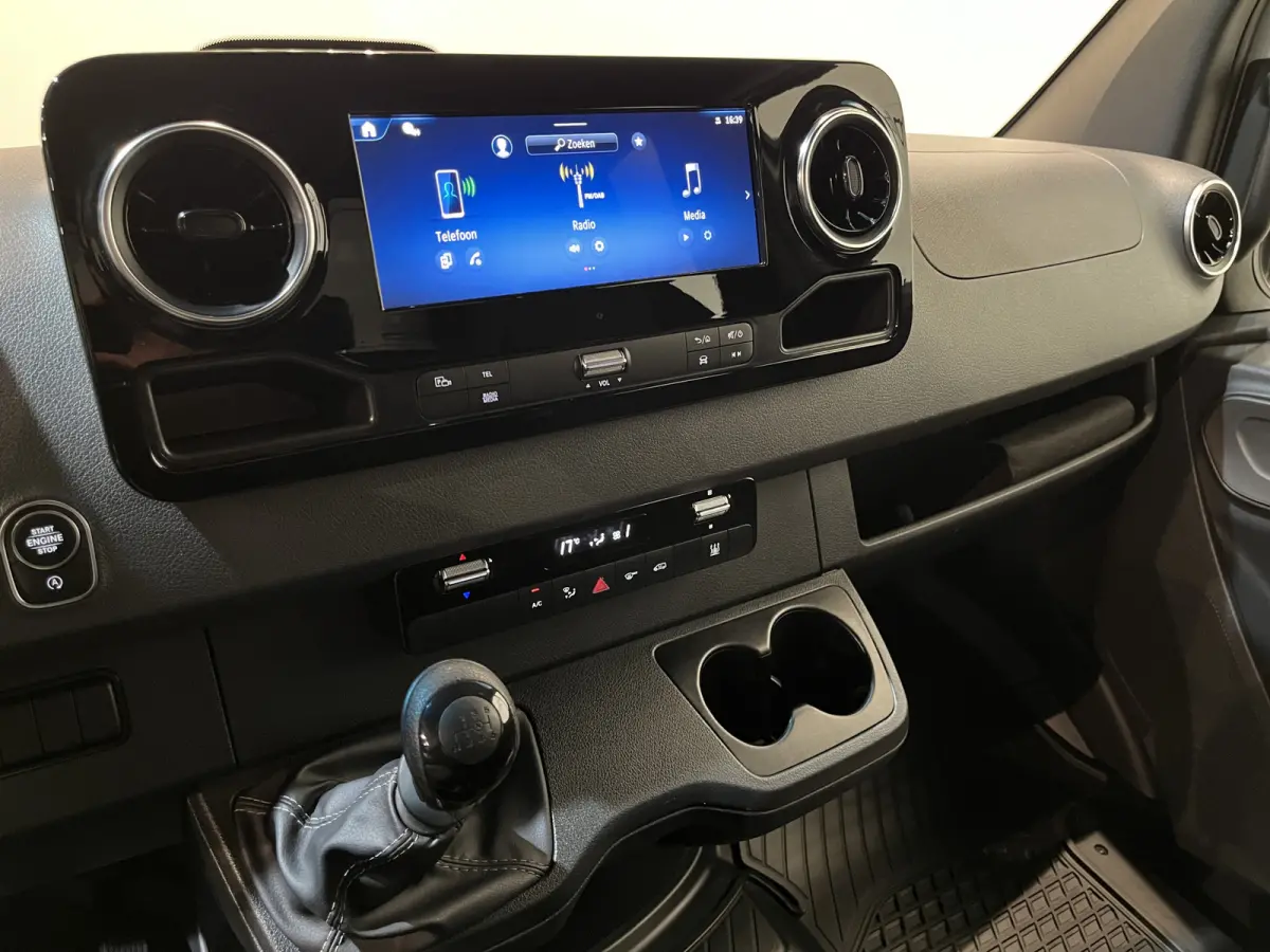 317 CDI L3 RWD DC Dubbel Cabine Open Laadbak / Euro 6 / Trekhaak 3500 KG / Airco / Camera / CarPlay / Cruise Control Adap. / 6-Zits /