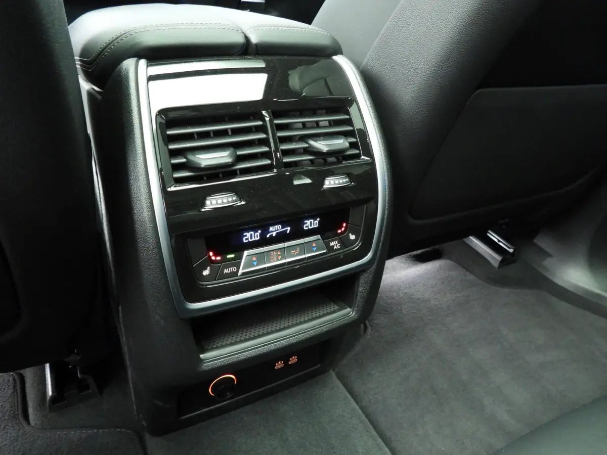 M60i xDrive | M-Sportpakket | LED | Leder | HUD | Panoramadak | Active steering | Comfortzetels | DAB | Bowers & Wilkins sound | Alu 22 inch
