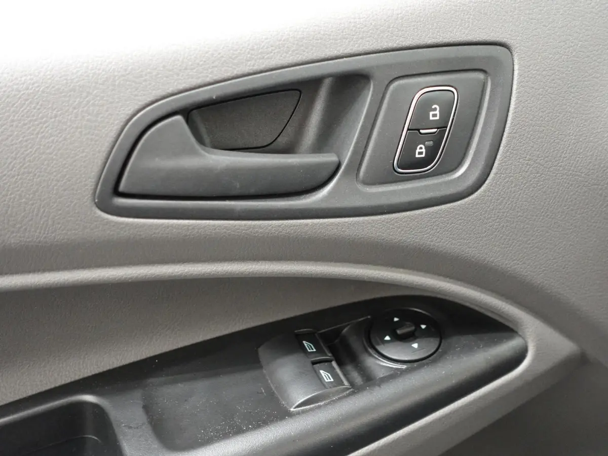 100pk L2 Trend Automaat Trekhaak Airco Navigatie Cruise control