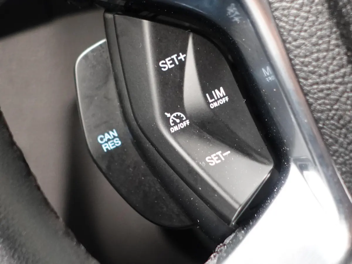 100pk L2 Trend Automaat Trekhaak Airco Navigatie Cruise control