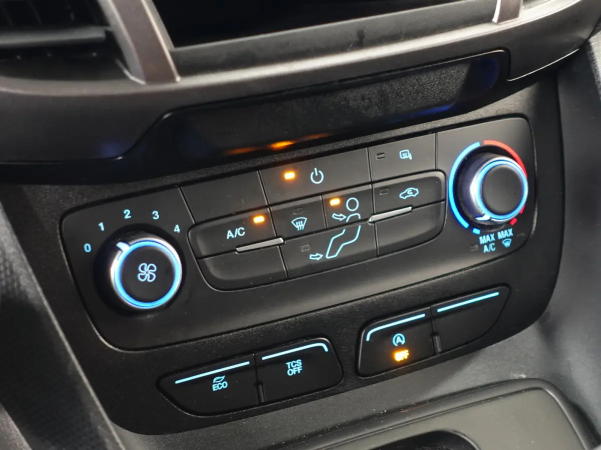 100pk L2 Trend Automaat Trekhaak Airco Navigatie Cruise control