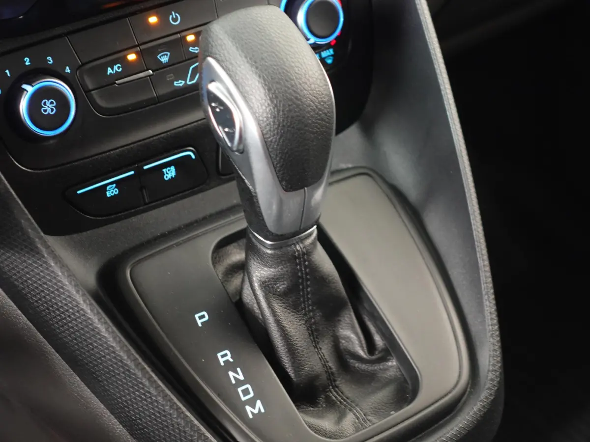 100pk L2 Trend Automaat Trekhaak Airco Navigatie Cruise control