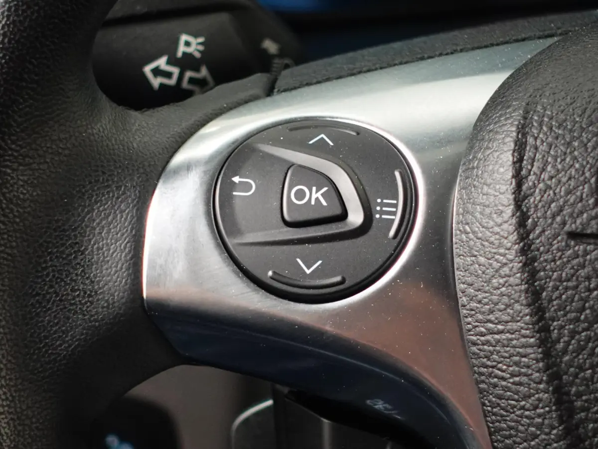 100pk L2 Trend Automaat Trekhaak Airco Navigatie Cruise control