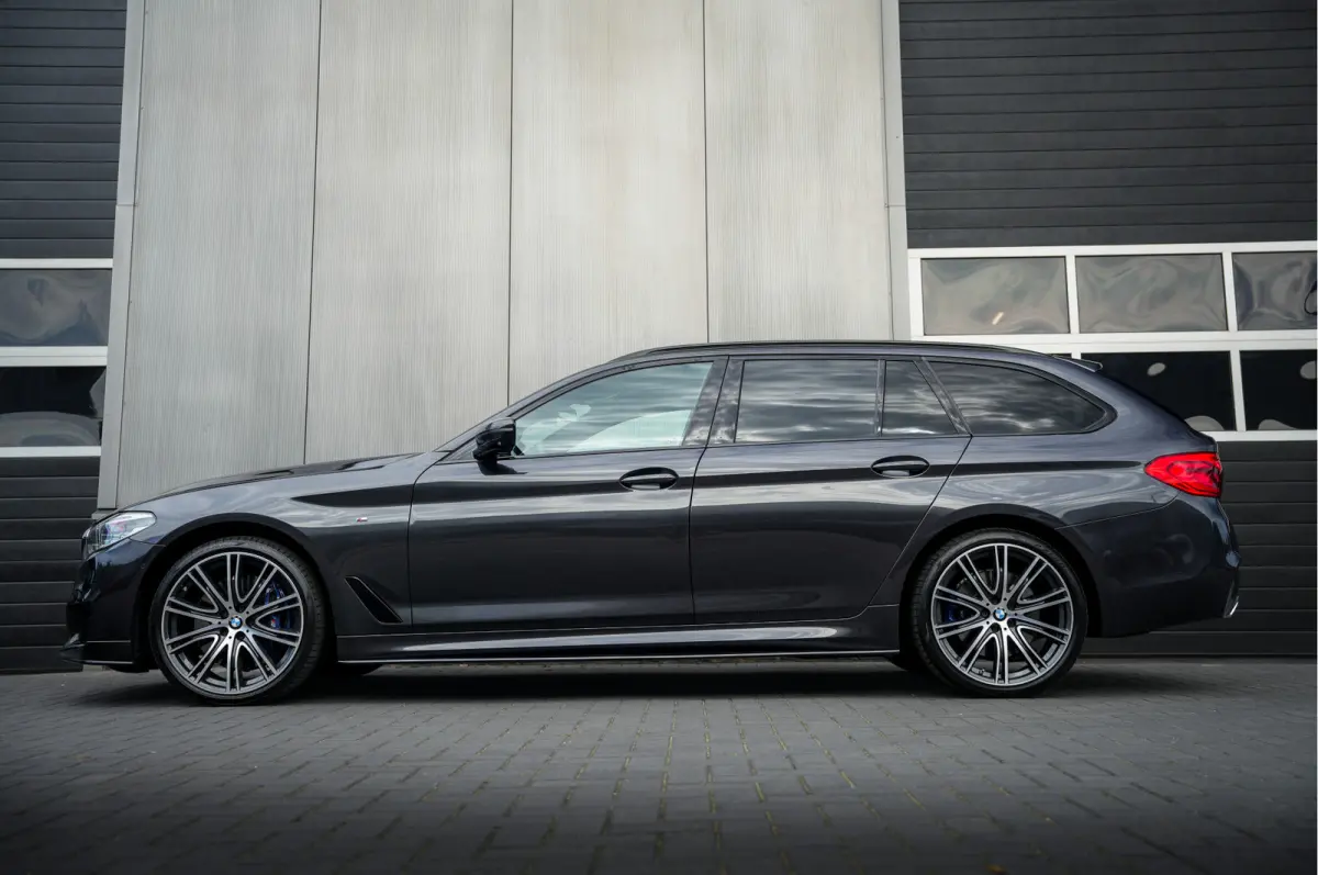 540i 340 pk xDrive High Executive M-Sportpakket / Pano-Dak/ Bowers&Wilkins/ Massage/ Head-Up/ Soft-Close/ Adap.Ond./ Nappa-Leder/ Adap.Cruise/ Stoel.Verw/ Stuur-Verw/ Trekhaak/ 20'' LMV