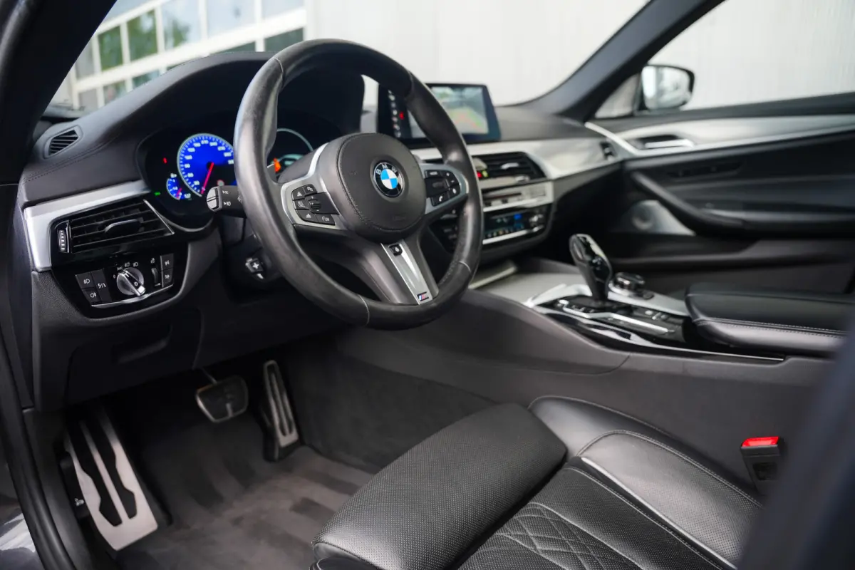 540i 340 pk xDrive High Executive M-Sportpakket / Pano-Dak/ Bowers&Wilkins/ Massage/ Head-Up/ Soft-Close/ Adap.Ond./ Nappa-Leder/ Adap.Cruise/ Stoel.Verw/ Stuur-Verw/ Trekhaak/ 20'' LMV