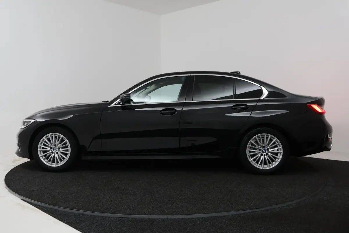 320i High Executive (PANORAMADAK, DEALER ONDERHOUDEN, STUUR-/STOELVERWARMING, SFEERVERLICHTING)