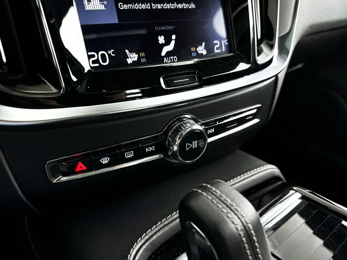 T6 AWD Twin Engine R-Design | Panoramadak | 360° camera | Harman Kardon | Head-up display | Stoel- en Stuurverwarming | Stoelventilatie | Trekhaak