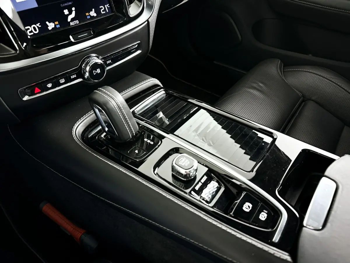 T6 AWD Twin Engine R-Design | Panoramadak | 360° camera | Harman Kardon | Head-up display | Stoel- en Stuurverwarming | Stoelventilatie | Trekhaak