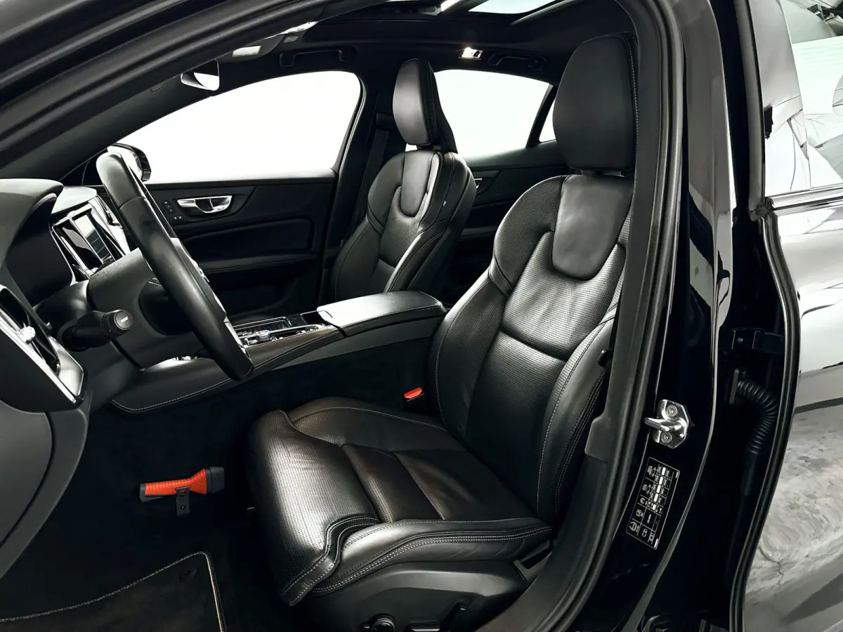 T6 AWD Twin Engine R-Design | Panoramadak | 360° camera | Harman Kardon | Head-up display | Stoel- en Stuurverwarming | Stoelventilatie | Trekhaak