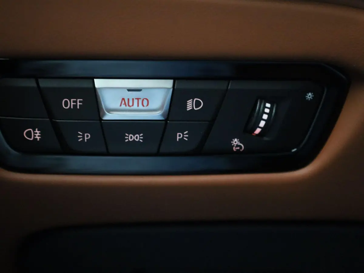 eDrive40 High Executive 84 kWh M-PAKKET | STOEL KOELING EN VERWARMING | PANORAMADAK | ADEPTIVE CRUISE | HUD| MEMORY STOELEN | CAMERA | KEYLESS | STOELVERWARMING ACHTER |