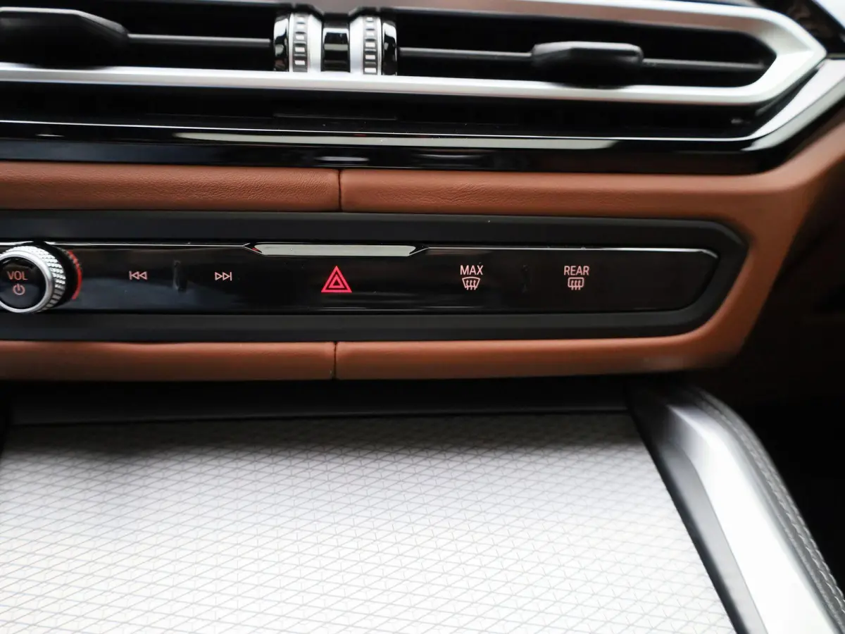 eDrive40 High Executive 84 kWh M-PAKKET | STOEL KOELING EN VERWARMING | PANORAMADAK | ADEPTIVE CRUISE | HUD| MEMORY STOELEN | CAMERA | KEYLESS | STOELVERWARMING ACHTER |
