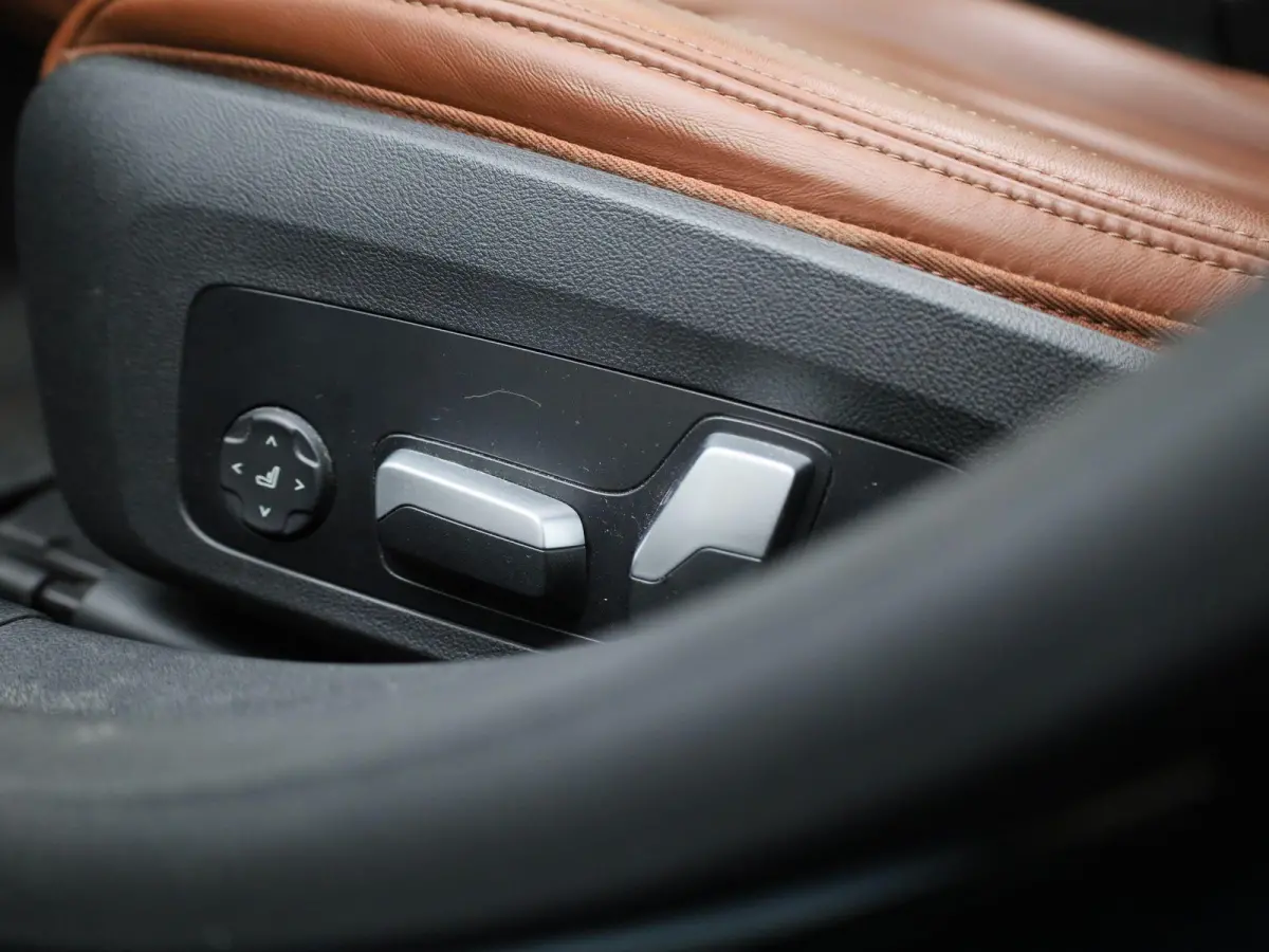 eDrive40 High Executive 84 kWh M-PAKKET | STOEL KOELING EN VERWARMING | PANORAMADAK | ADEPTIVE CRUISE | HUD| MEMORY STOELEN | CAMERA | KEYLESS | STOELVERWARMING ACHTER |