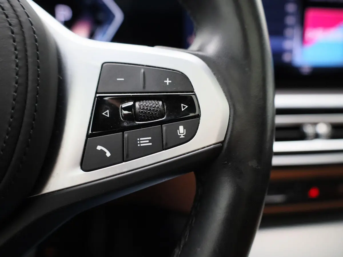 eDrive40 High Executive 84 kWh M-PAKKET | STOEL KOELING EN VERWARMING | PANORAMADAK | ADEPTIVE CRUISE | HUD| MEMORY STOELEN | CAMERA | KEYLESS | STOELVERWARMING ACHTER |