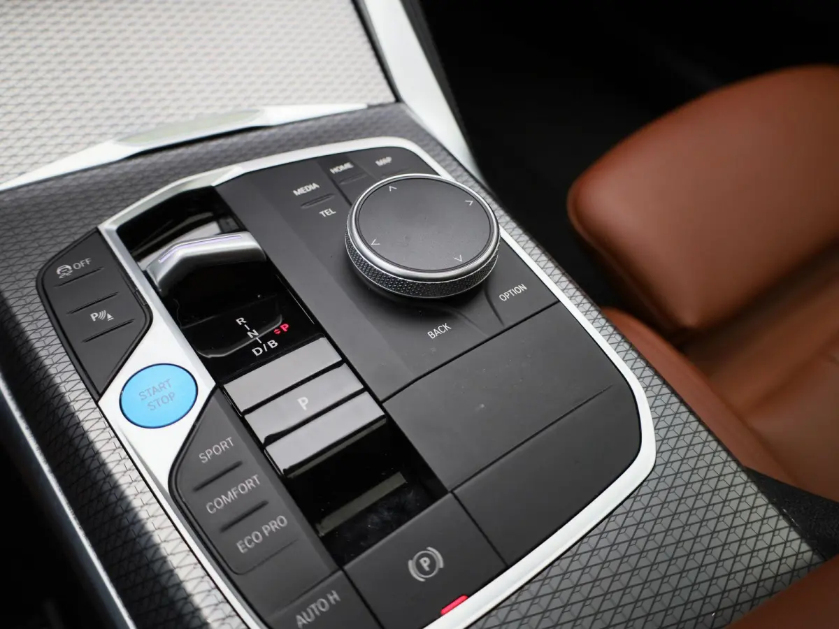 eDrive40 High Executive 84 kWh M-PAKKET | STOEL KOELING EN VERWARMING | PANORAMADAK | ADEPTIVE CRUISE | HUD| MEMORY STOELEN | CAMERA | KEYLESS | STOELVERWARMING ACHTER |