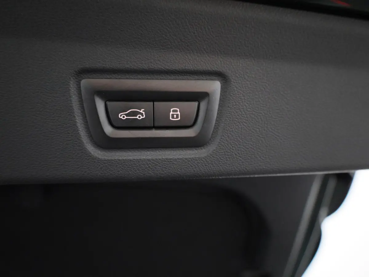 eDrive40 High Executive 84 kWh M-PAKKET | STOEL KOELING EN VERWARMING | PANORAMADAK | ADEPTIVE CRUISE | HUD| MEMORY STOELEN | CAMERA | KEYLESS | STOELVERWARMING ACHTER |