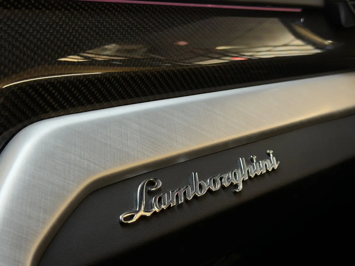 4.0 V8 |PANO|AKRAPOVIC|B&O|MASSAGE|CERAMIC|HuD|CARBON|SOFTCLOSE|360 CAMERA|GARANTIE 03/2027|23 INCH|650PK|BOMVOL!