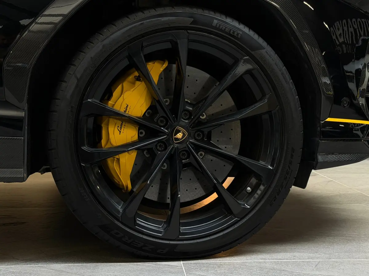 4.0 V8 |PANO|AKRAPOVIC|B&O|MASSAGE|CERAMIC|HuD|CARBON|SOFTCLOSE|360 CAMERA|GARANTIE 03/2027|23 INCH|650PK|BOMVOL!