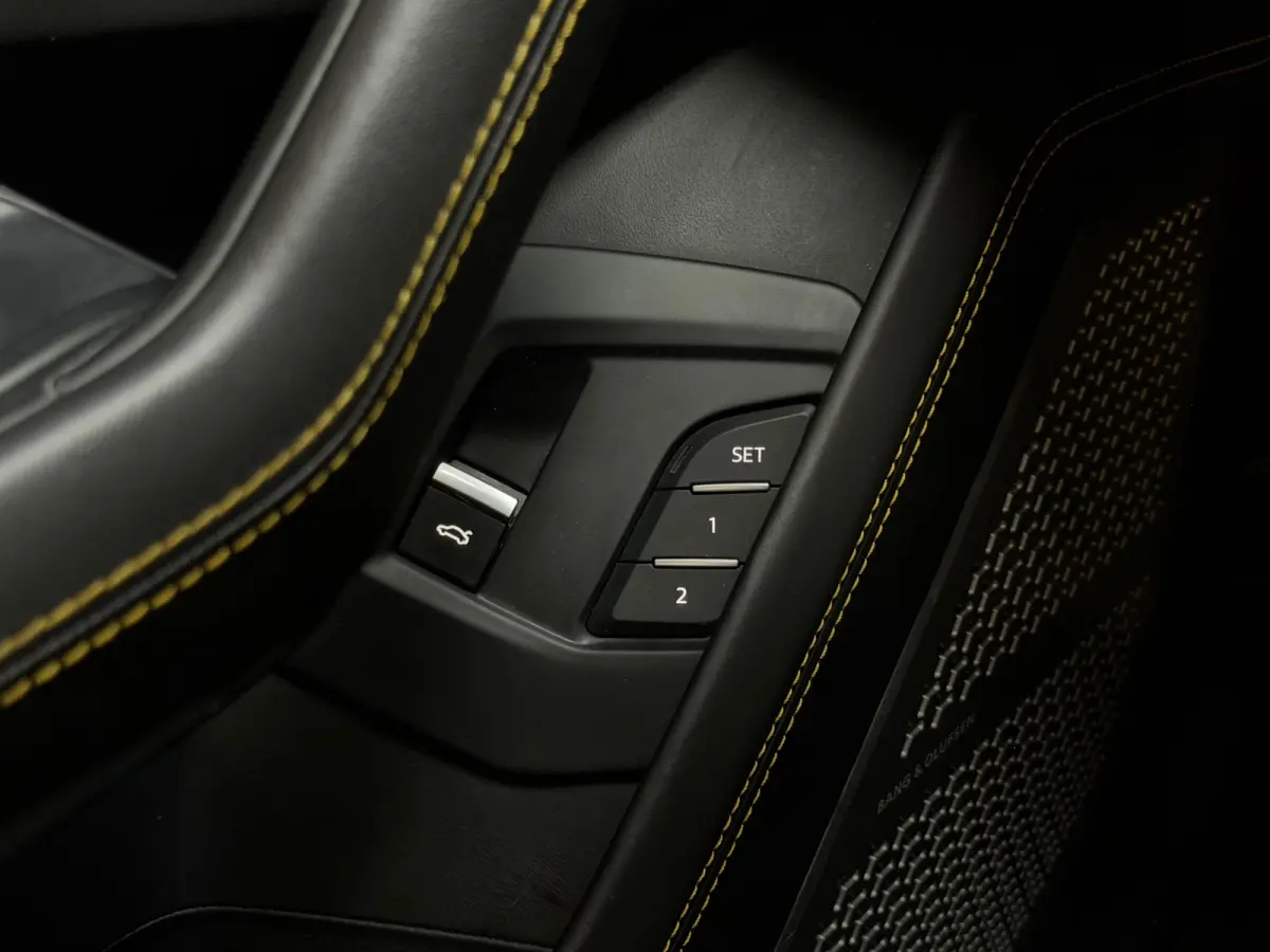 4.0 V8 |PANO|AKRAPOVIC|B&O|MASSAGE|CERAMIC|HuD|CARBON|SOFTCLOSE|360 CAMERA|GARANTIE 03/2027|23 INCH|650PK|BOMVOL!