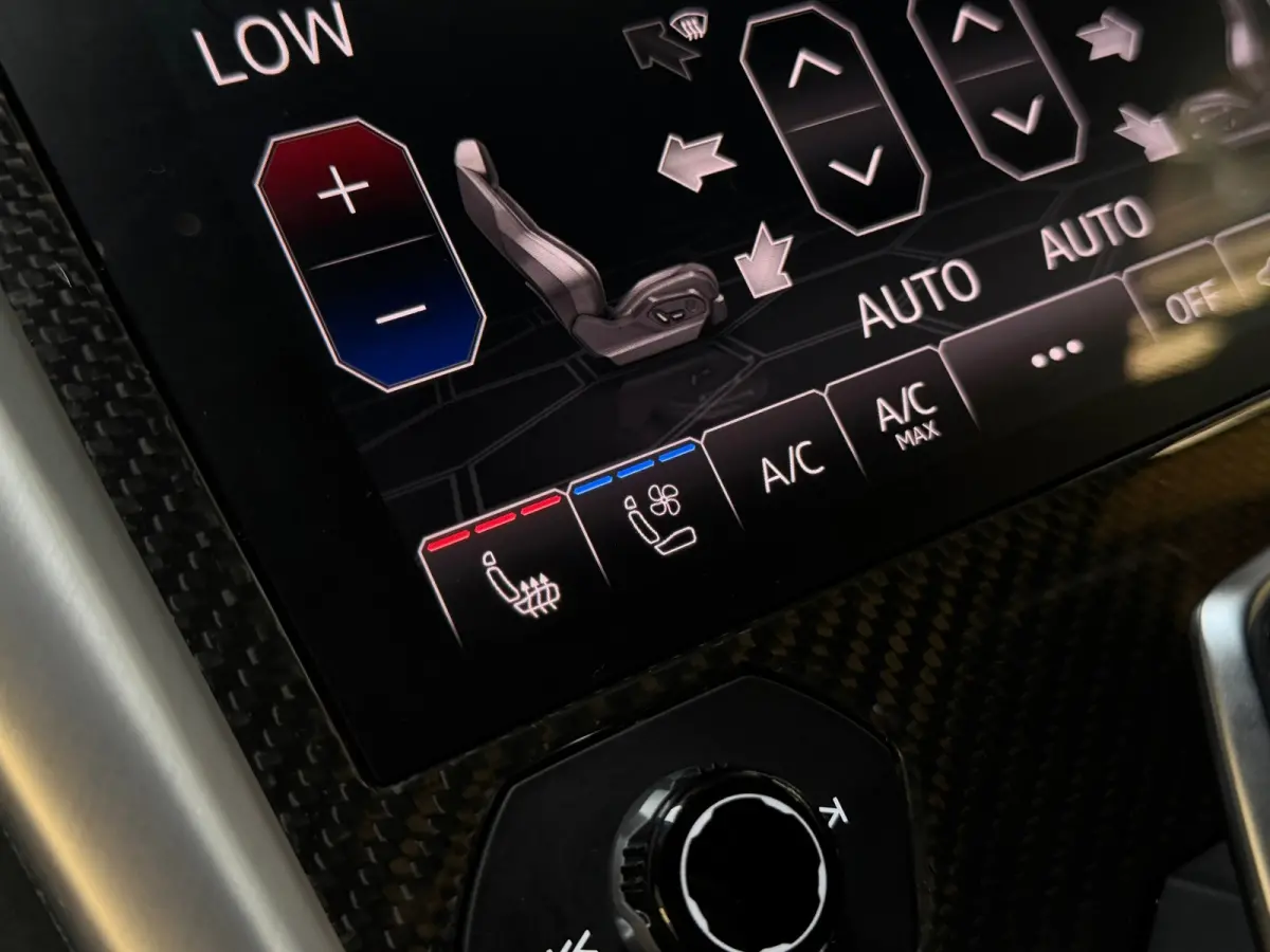 4.0 V8 |PANO|AKRAPOVIC|B&O|MASSAGE|CERAMIC|HuD|CARBON|SOFTCLOSE|360 CAMERA|GARANTIE 03/2027|23 INCH|650PK|BOMVOL!