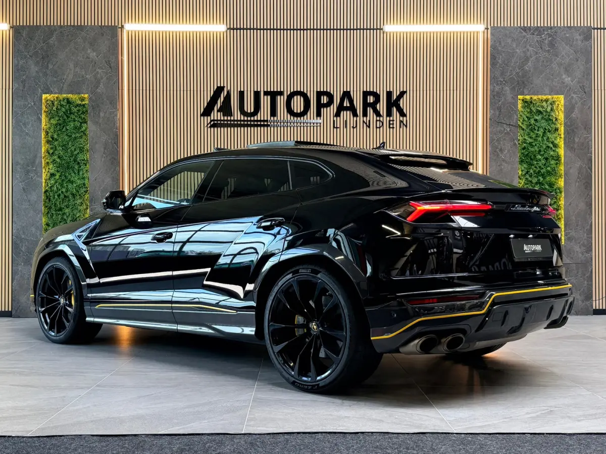 4.0 V8 |PANO|AKRAPOVIC|B&O|MASSAGE|CERAMIC|HuD|CARBON|SOFTCLOSE|360 CAMERA|GARANTIE 03/2027|23 INCH|650PK|BOMVOL!