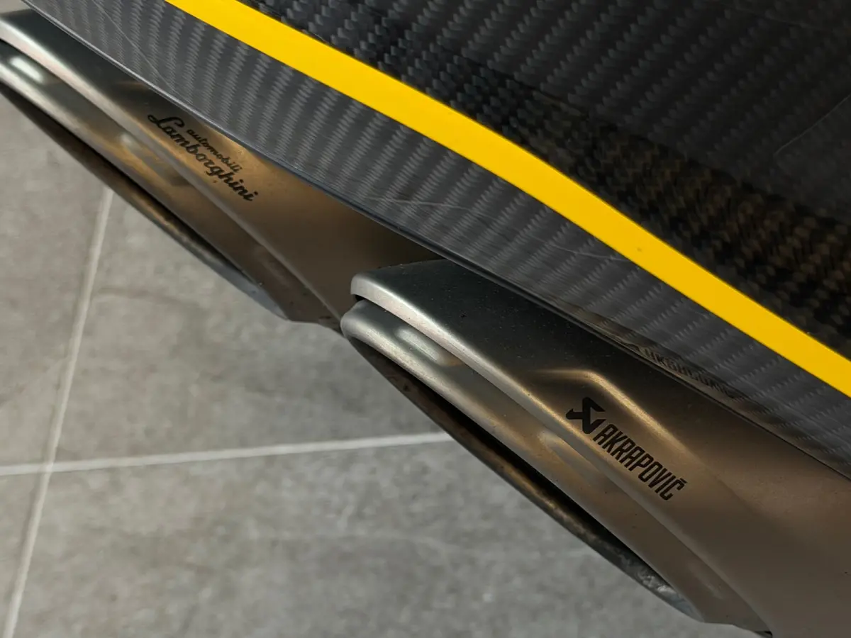 4.0 V8 |PANO|AKRAPOVIC|B&O|MASSAGE|CERAMIC|HuD|CARBON|SOFTCLOSE|360 CAMERA|GARANTIE 03/2027|23 INCH|650PK|BOMVOL!