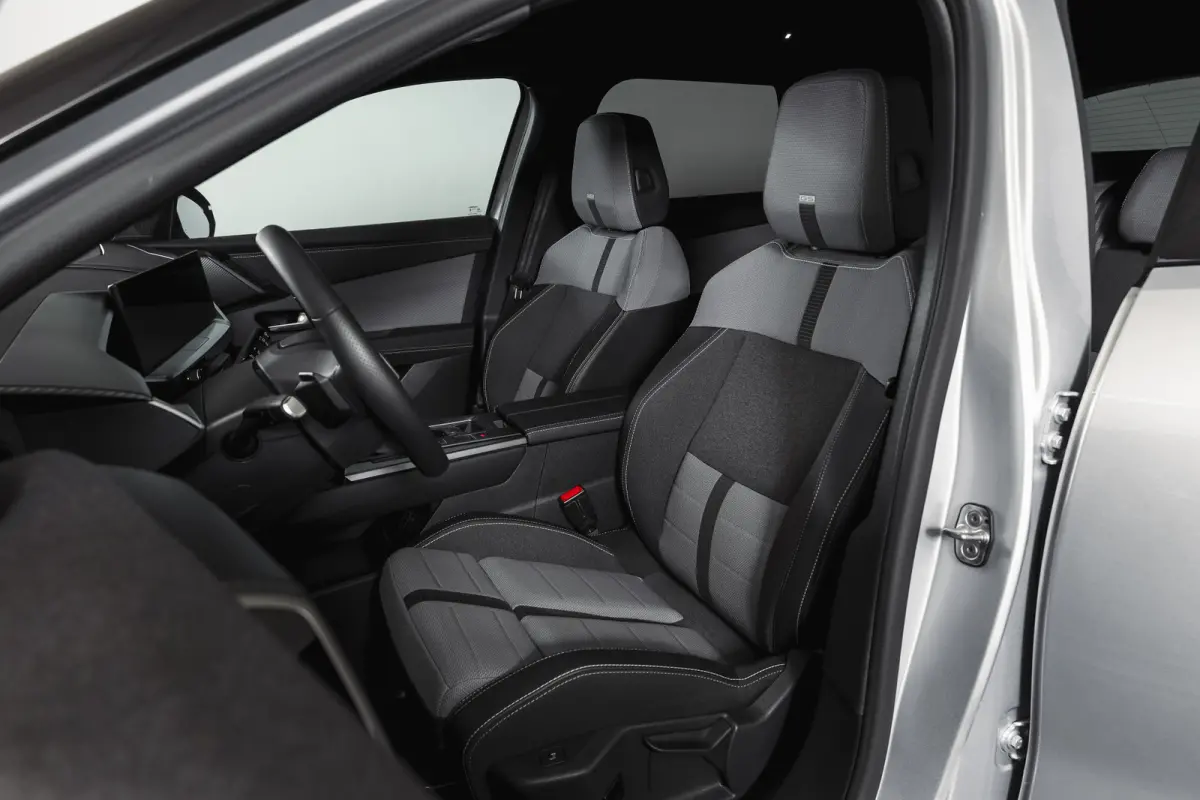 1.2 Turbo Hybrid GS | Dig. Cockpit | Adapt. Cruise | Stoel-+Stuurverw. | PDC | Camera | NAV + App. Connect | LM 19" | 3150