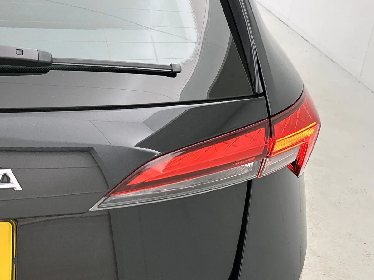 1.0 TSI Active 95 PK | CRUISE CONTROL | AIRCO | APPLE CARPLAY | LED | RIJSTROOKSENSOR MET CORRECTIE