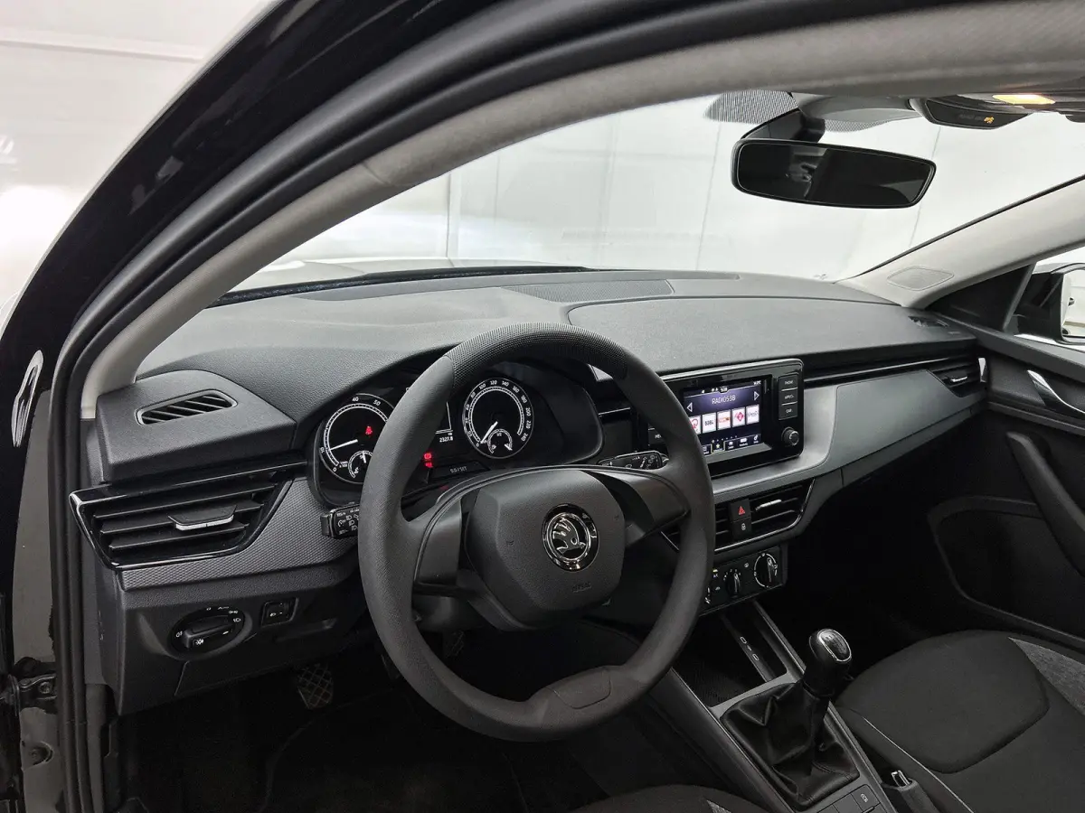 1.0 TSI Active 95 PK | CRUISE CONTROL | AIRCO | APPLE CARPLAY | LED | RIJSTROOKSENSOR MET CORRECTIE
