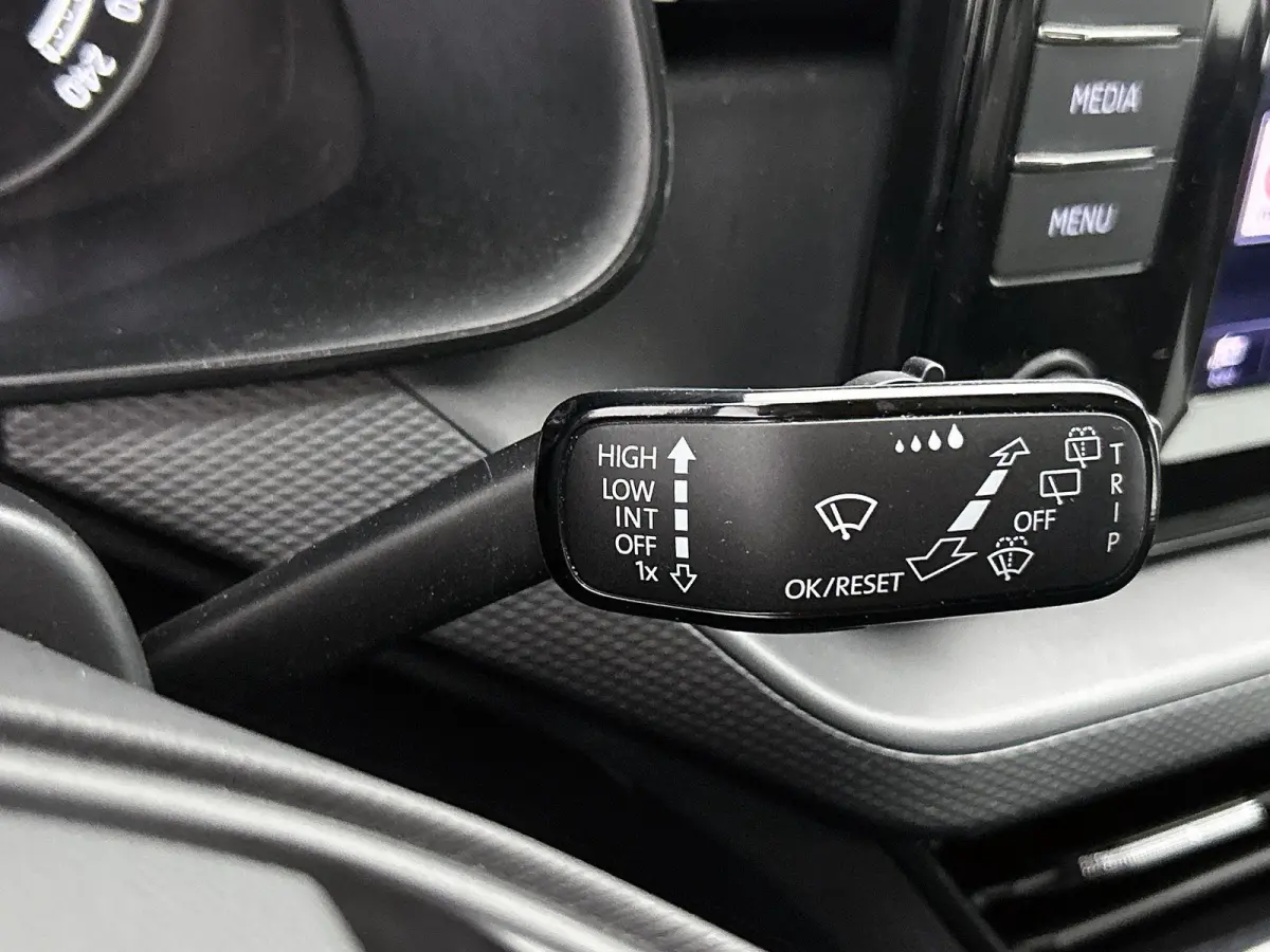1.0 TSI Active 95 PK | CRUISE CONTROL | AIRCO | APPLE CARPLAY | LED | RIJSTROOKSENSOR MET CORRECTIE