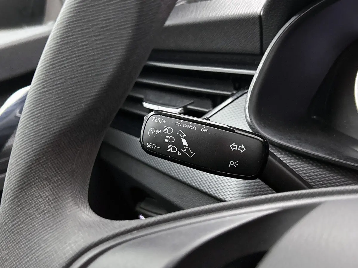 1.0 TSI Active 95 PK | CRUISE CONTROL | AIRCO | APPLE CARPLAY | LED | RIJSTROOKSENSOR MET CORRECTIE