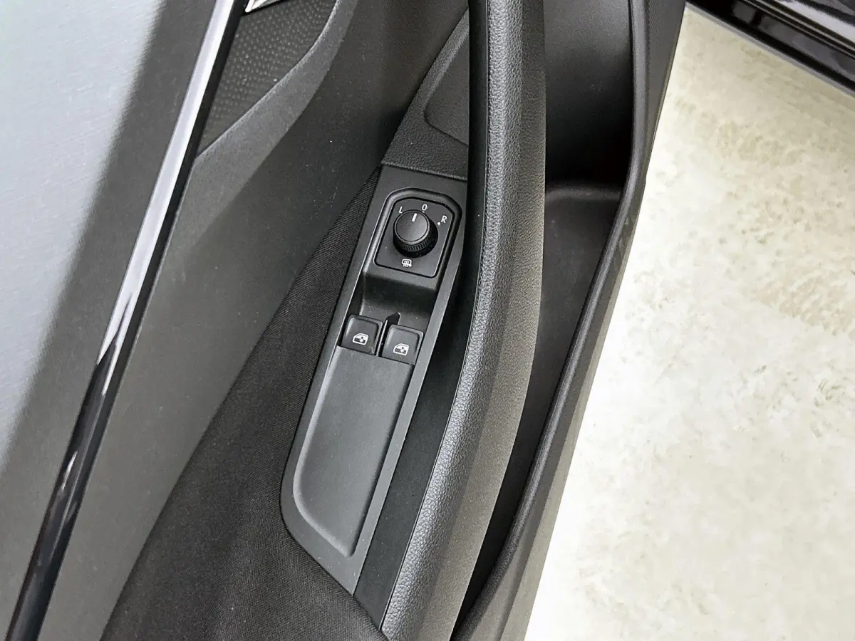 1.0 TSI Active 95 PK | CRUISE CONTROL | AIRCO | APPLE CARPLAY | LED | RIJSTROOKSENSOR MET CORRECTIE