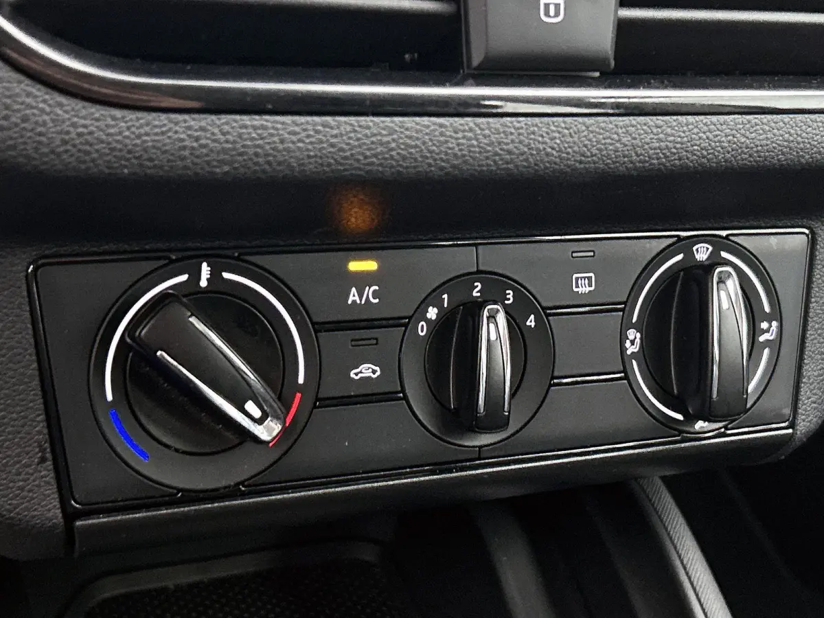 1.0 TSI Active 95 PK | CRUISE CONTROL | AIRCO | APPLE CARPLAY | LED | RIJSTROOKSENSOR MET CORRECTIE