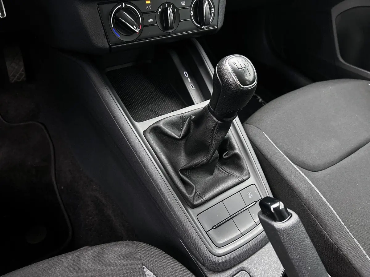 1.0 TSI Active 95 PK | CRUISE CONTROL | AIRCO | APPLE CARPLAY | LED | RIJSTROOKSENSOR MET CORRECTIE