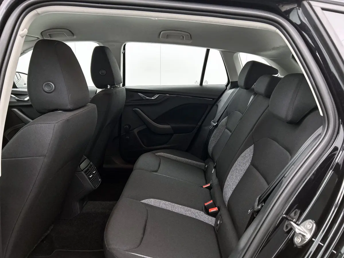 1.0 TSI Active 95 PK | CRUISE CONTROL | AIRCO | APPLE CARPLAY | LED | RIJSTROOKSENSOR MET CORRECTIE