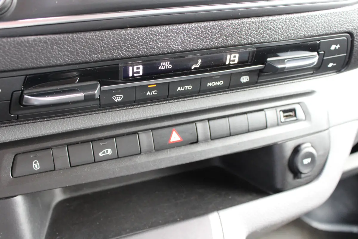 2.0 BlueHDI 120 M Driver | Navigatie | Camera | 3-Zits | Climate control | Lichtmetaal | Trekhaak | 85.000km |