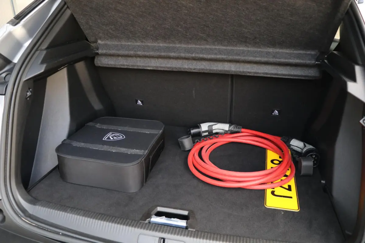EV Allure Pack 50 kWh Lane Assist PDC Camera Cruise Control Navi Apple CarPlay Android Auto Keyless Start LMV 62000KM BJ2022