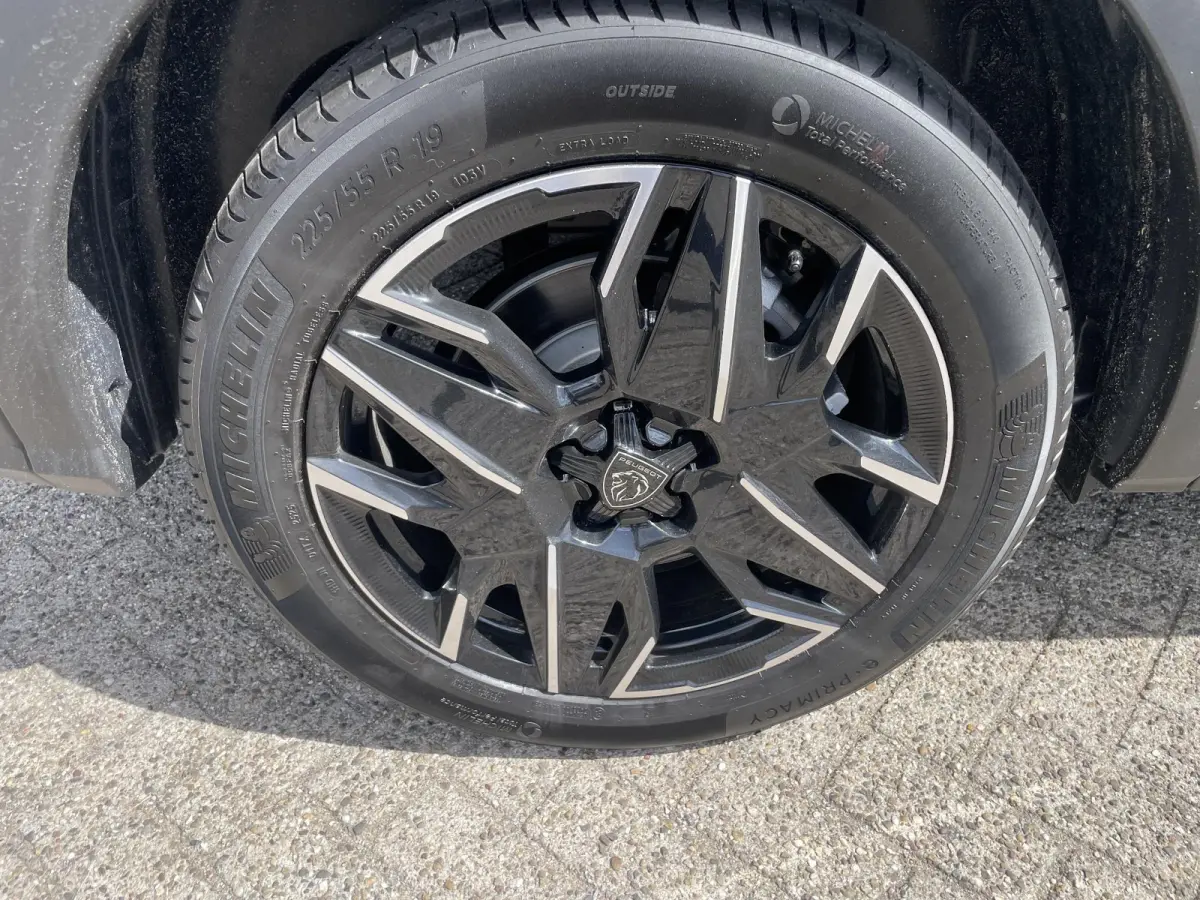 1.2 Hybrid 145 GT 7p FULL OPTIONS!