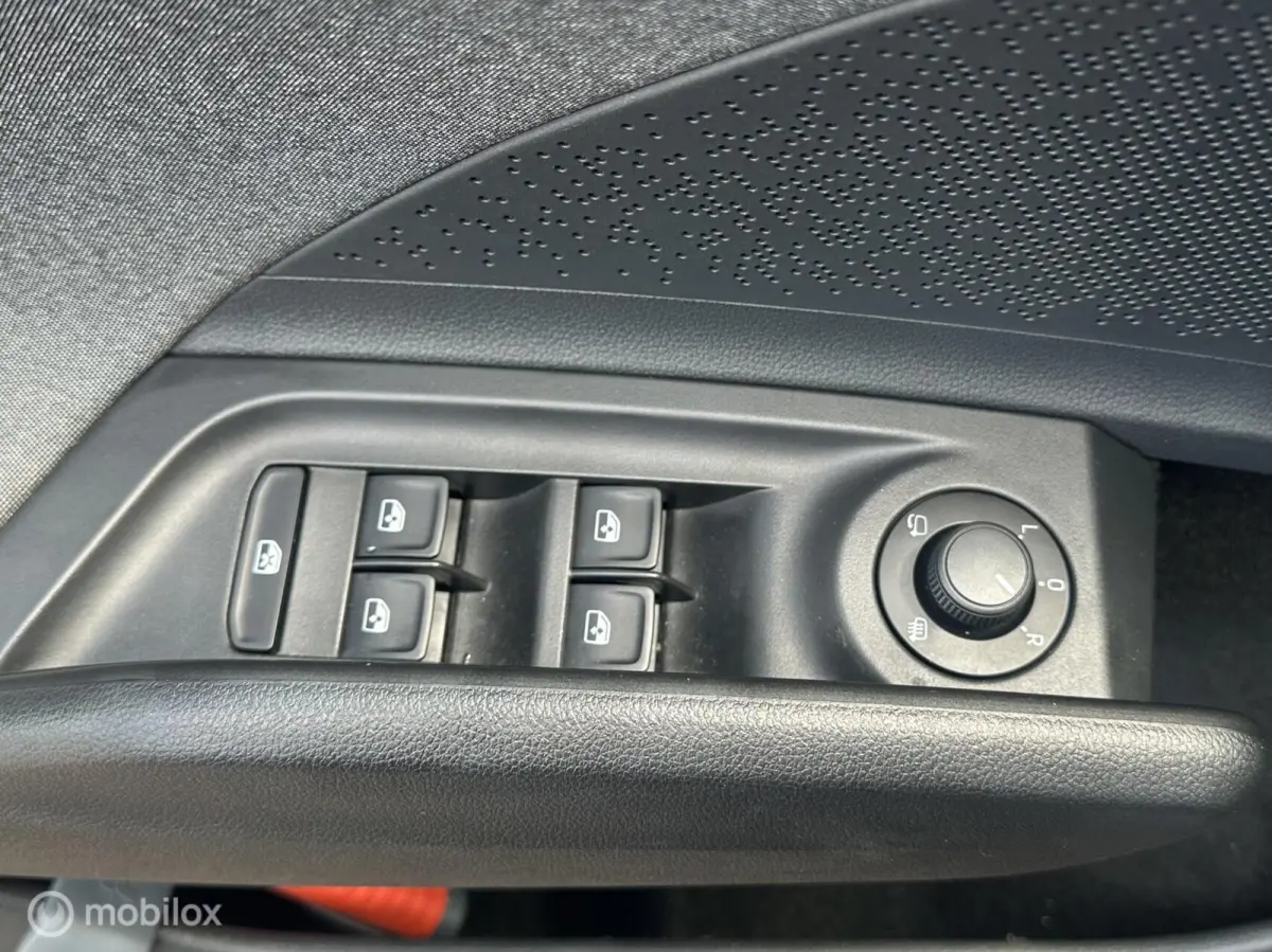 80 SOH 92% CARPLAY WEGKLAPBARE TREKHAAK STUURVERWARMING SFEERVERLICHTING ACHTERUITRIJ CAMERA GROTE ACCU!!