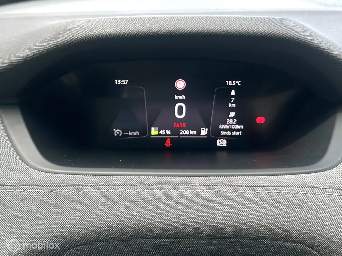 80 SOH 92% CARPLAY WEGKLAPBARE TREKHAAK STUURVERWARMING SFEERVERLICHTING ACHTERUITRIJ CAMERA GROTE ACCU!!