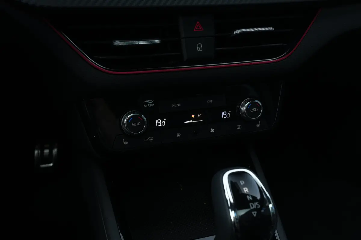 | Trekhaak | Stoelverwarming | Camera | Adaptive Cruise | 18"