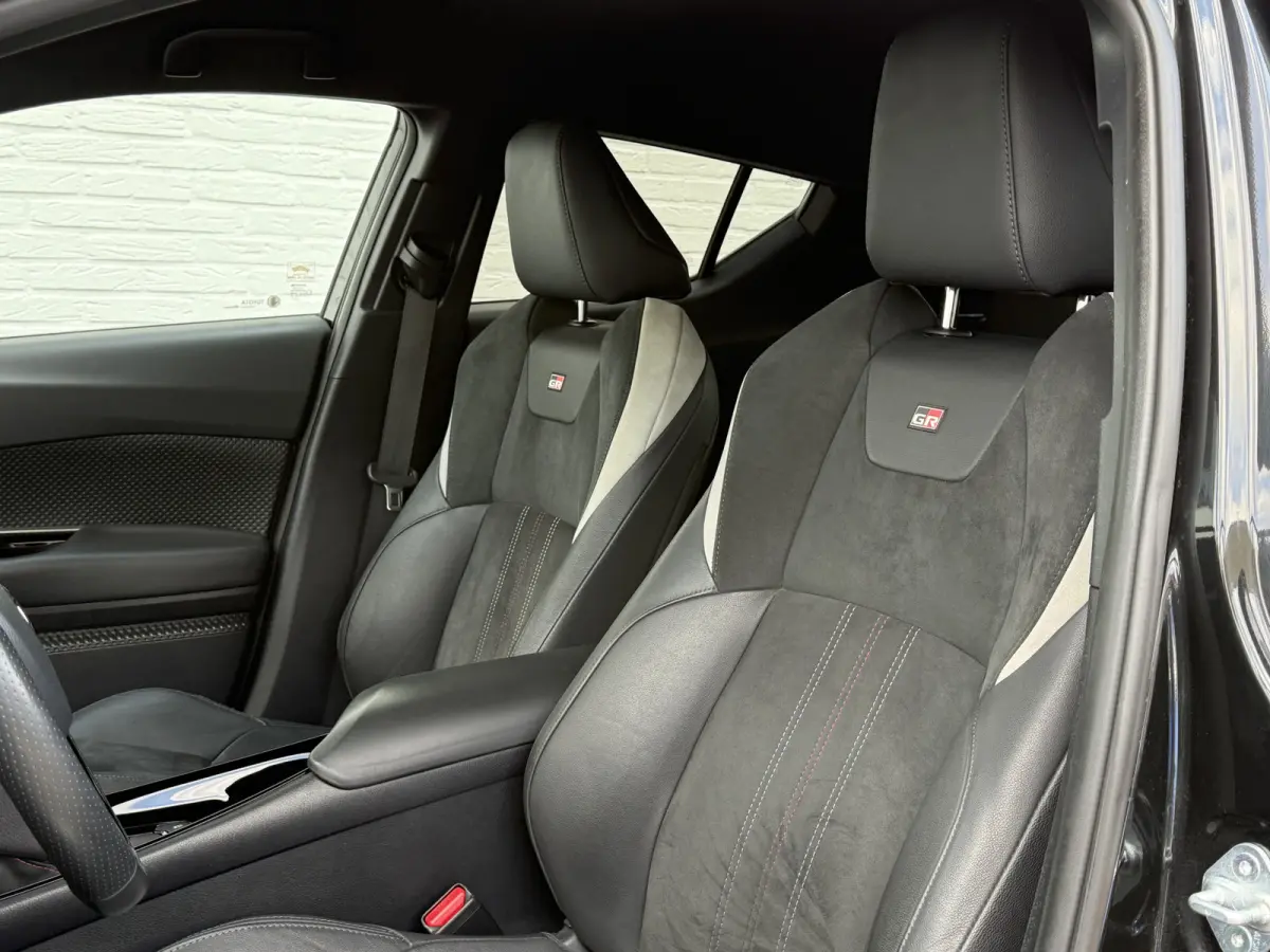 2.0 Hybrid GR-Sport | JBL | ACC | Elek. Stoel | Camera | Keyless | 19 inch