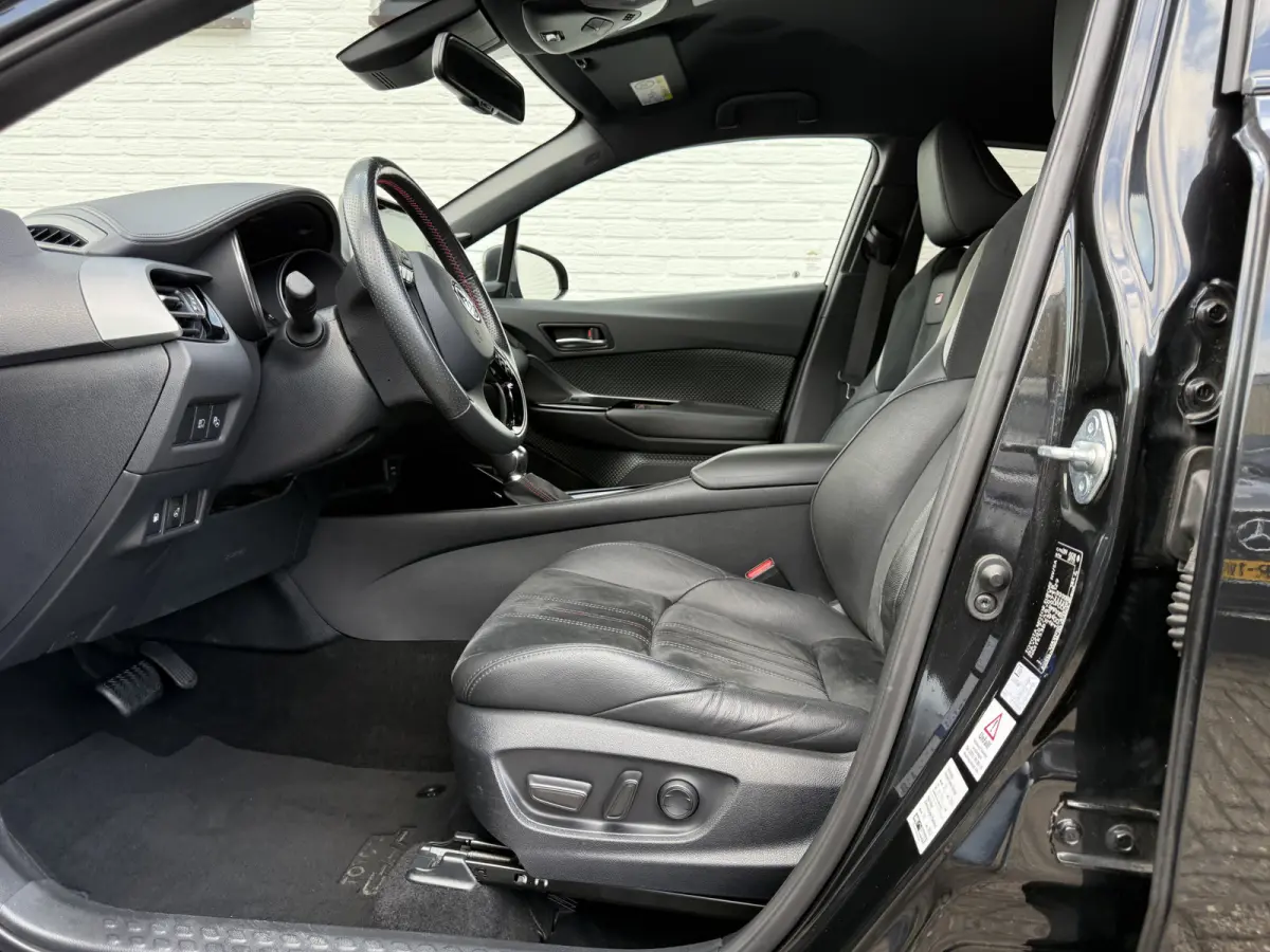 2.0 Hybrid GR-Sport | JBL | ACC | Elek. Stoel | Camera | Keyless | 19 inch