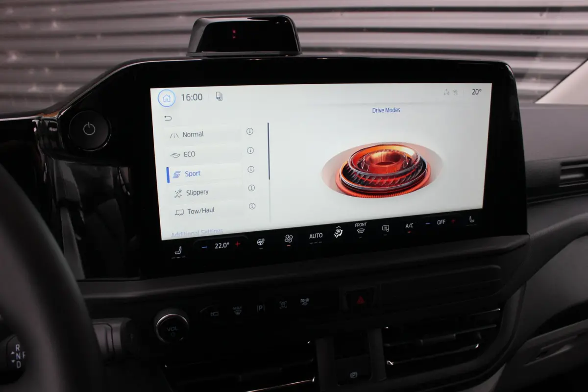 320 L2H1 Limited 71 kWh DC DUBBEL CABINE / JB- EDITION / CAMERA / 370KM RANGE / APPLE CARPLAY DRIVERS- PACK