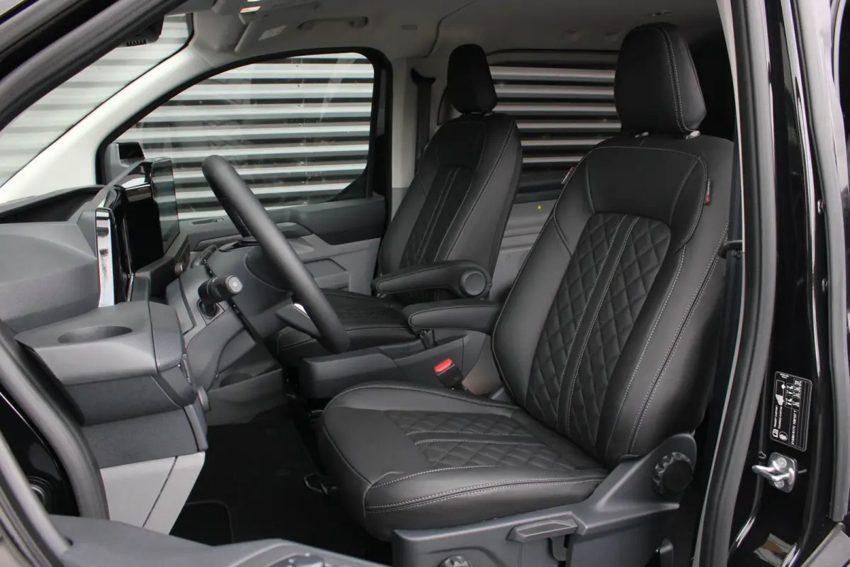 320 L2H1 Limited 71 kWh DC DUBBEL CABINE / JB- EDITION / CAMERA / 370KM RANGE / APPLE CARPLAY DRIVERS- PACK