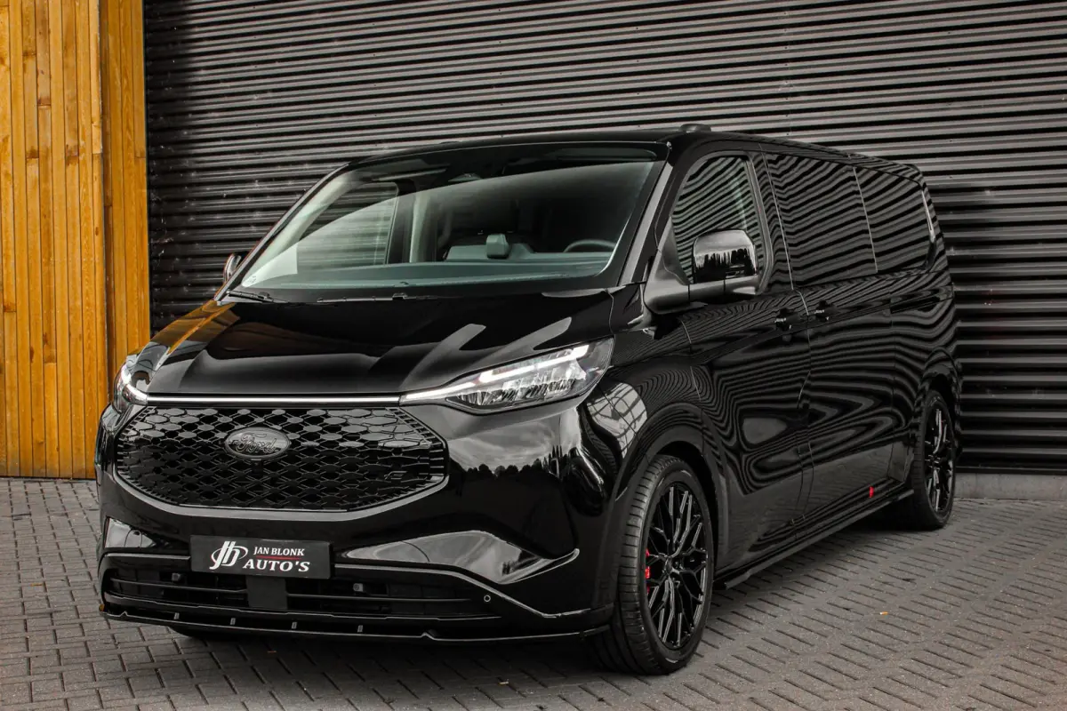 320 L2H1 Limited 71 kWh DC DUBBEL CABINE / JB- EDITION / CAMERA / 370KM RANGE / APPLE CARPLAY DRIVERS- PACK