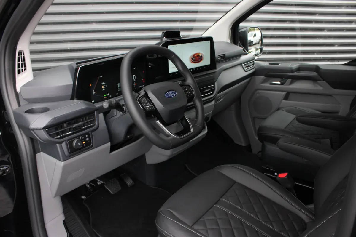 320 L2H1 Limited 71 kWh DC DUBBEL CABINE / JB- EDITION / CAMERA / 370KM RANGE / APPLE CARPLAY DRIVERS- PACK