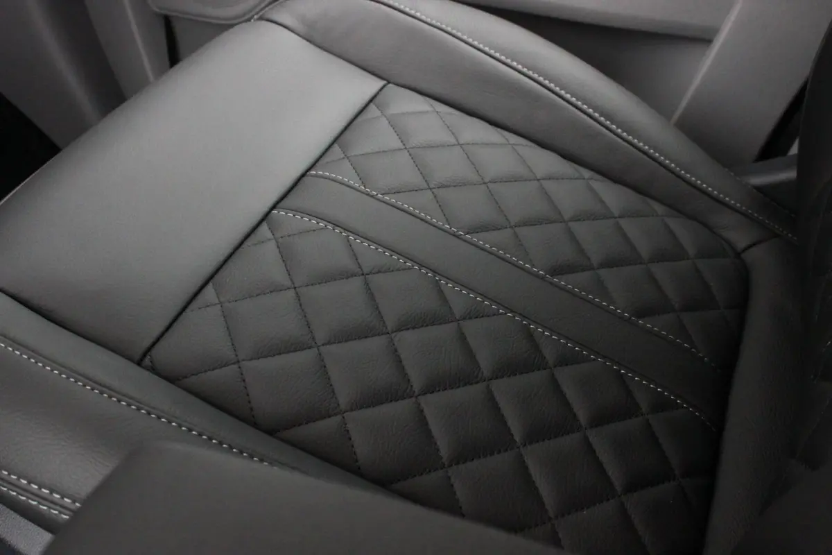 320 L2H1 Limited 71 kWh DC DUBBEL CABINE / JB- EDITION / CAMERA / 370KM RANGE / APPLE CARPLAY DRIVERS- PACK