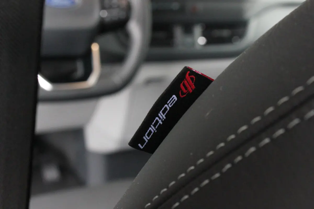 320 L2H1 Limited 71 kWh DC DUBBEL CABINE / JB- EDITION / CAMERA / 370KM RANGE / APPLE CARPLAY DRIVERS- PACK