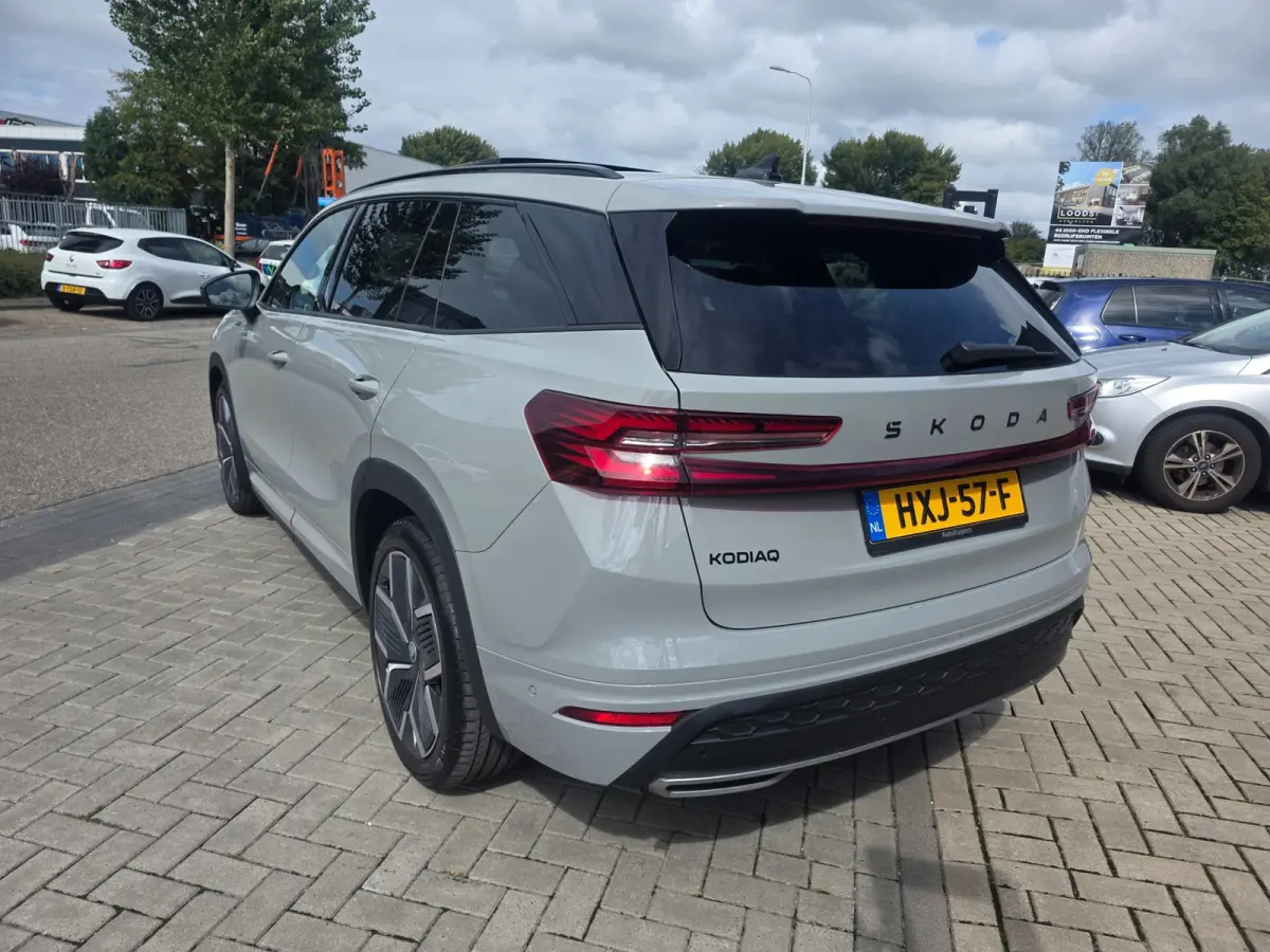 1.5 TSI MHEV Sportline Business | 7-Persoons | Met o.a. panoramadak, elektr. uitkl. trekhaak en elektr. achterklep!
