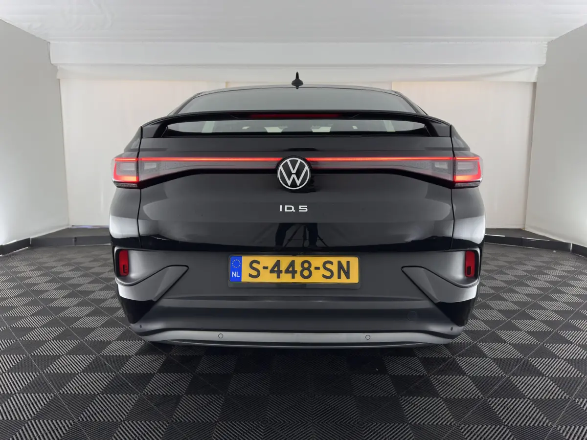 ID.5 Pro Business 77 kWh [3-Fase-11kW] {SoH-93%} (INCL-BTW) *HEATPUMP | LEATHER-ALCANTARA | FULL-LED | ADAPTIVE-CRUISE |  DIGI-COCKPIT | HEATED-COMFORTSEATS | KEYLESS | DAB+ | AMBIENTLIGHT |